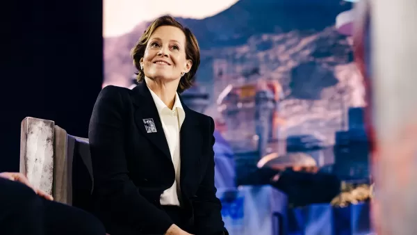 Sigourney Weaver在Grogu的魅力中，以及在《星球大战庆典》上