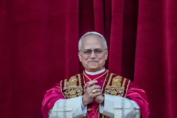 New Pope Watches Synave Movie, chơi các trò chơi trong khi chờ Hội nghị